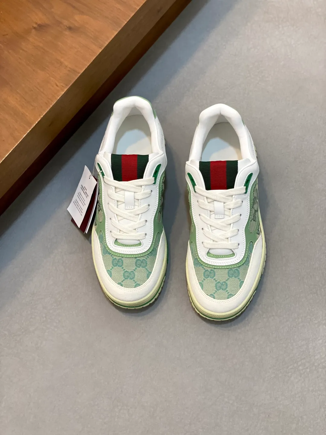 Men's Shoes 💰660 𝐆𝐮𝐜𝐜𝐢 𝐑𝐞-𝐖𝐞𝐛 As the first sneaker created by Sabato De Sarno for Gucci, the Re-Web series reinterprets the brand's classic stripes and sets off the modern silhouette design with bold and unique details. These shoes are crafted from white leather. This new sneaker is ingeniously decorated with many of the brand's classic details, and is equipped with a bright red and green webbing tongue, which will make people fall in love at first sight. White leather treated with a special process for softness and luster, with an embossed grainy texture. Script Gucci logo and interlocking G web label with Interlocking G and script Gucci logo. Rubber outsole with interlocking G detail eyelets. Web tongue. Size: 39-44 (customized for sizes 38 and 45)